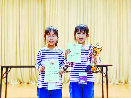 2019厦门市青少年棋类精英赛中李心愉（右）获第一名，李心悦获第五名