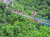 凌空步道变秀场 侠天下玻璃桥上演高空走秀