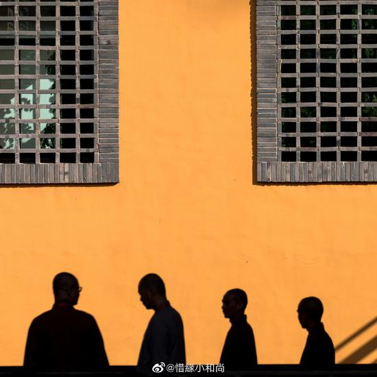 正确的姿势，包括行、坐、立、卧四种，以轻松端正为原则。（摄影：@惜缘小和尚）