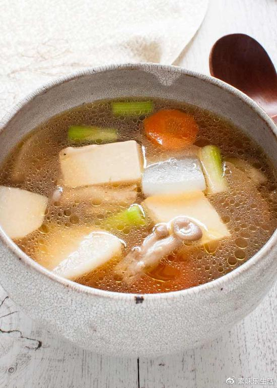 秋天喝一碗这样的蔬菜杂锦煮汤，既温暖饱腹，又营养齐全。