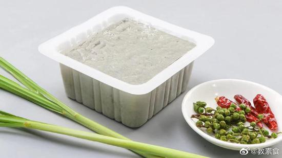 食材：黑豆腐、青花椒、干辣椒、香茅草