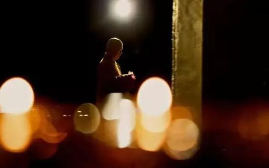 这一领无价的僧服不仅是僧人身份的象征，也是佛法无言的宣说