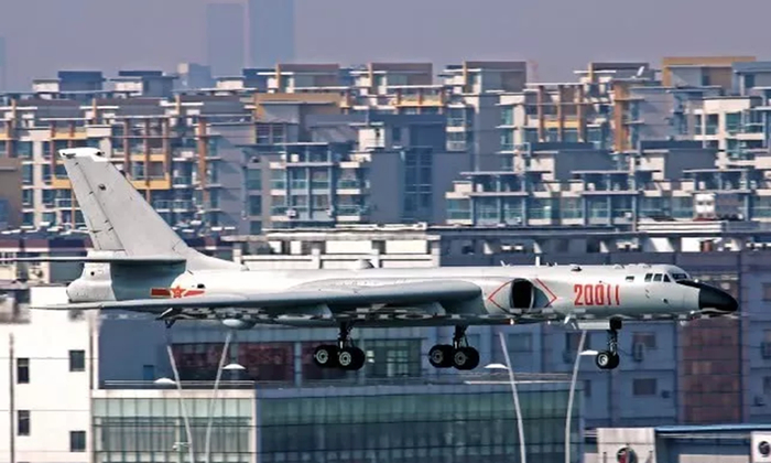 轰6超低空穿楼而过，场面惊险刺激，实战作用非同凡响|轰炸机|巡航导弹_新浪新闻