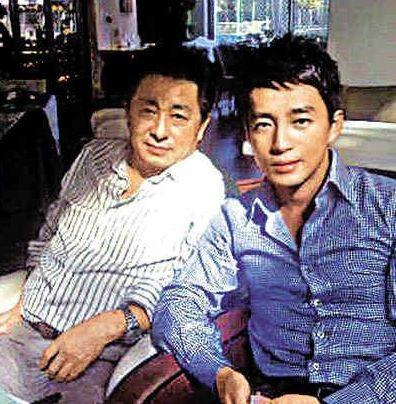 汪小菲爸爸罕见曝光!五官神复制,网友:原来你爸那么帅