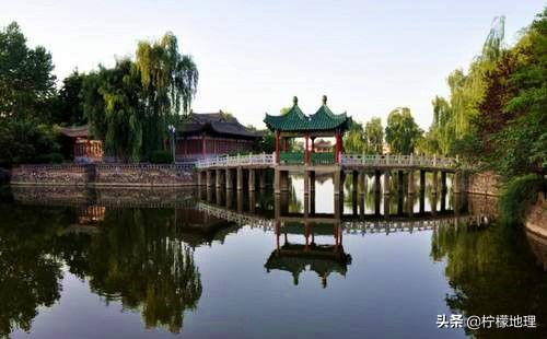 陕西凤翔,苏轼曾在在这里做官,有一个湖景色秀丽,人文历史独特