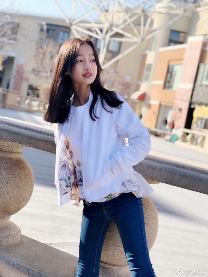 赵薇戏中女儿罗茜茜真的长大了,11岁已经是个小美女了