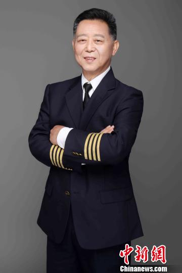 与共和国同龄的闫志国曾是一名空军飞行员。2月20日，中共中央宣传部向全社会发布北京榜样优秀群体的先进事迹，授予他们“时代楷模”称号。闫志国是50名北京榜样年榜荣誉获得者中的一位。首都文明办