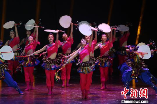 舞蹈与大连金州本土民间音乐风格进行有机结合，具有较强的民族特色。　蒋义亭 摄