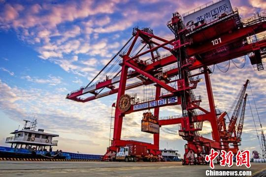  江阴港口的一景。　江宣 摄