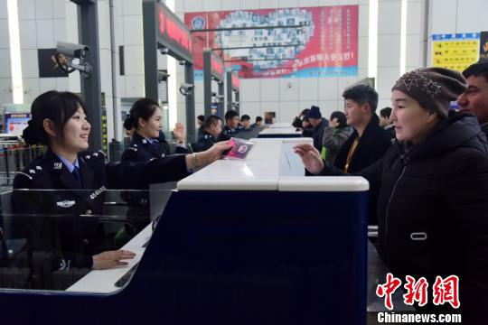 霍尔果斯出入境边防检查站民警换着新装后执行检查任务。　张佳 摄