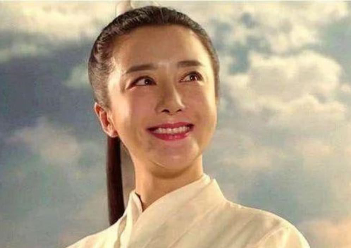 35岁李依晓近照，曾被叶璇的狗咬伤导致毁容，如今成这样