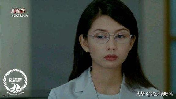 聊聊九十年代女神戴眼镜的经典时刻,美的才是真正的另有千秋