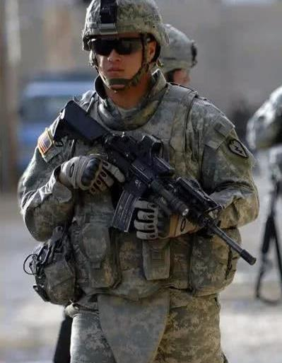 美军士兵是少爷兵？单兵负重超50公斤，仅防弹装备就10公斤