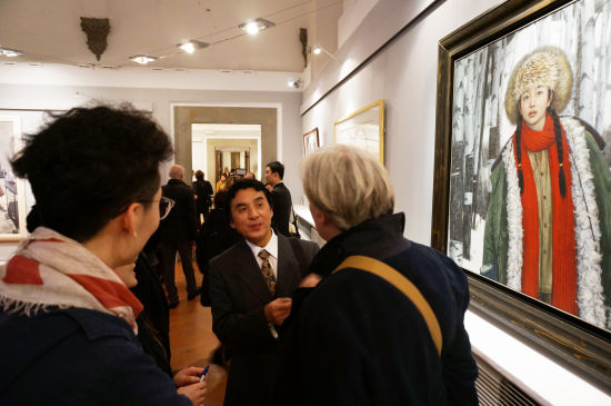 参展作者刘孔喜向观众讲述作品