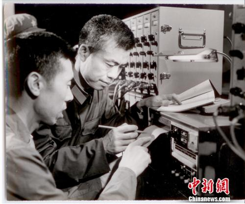 钱七虎在实验室进行科研项目数据分析。