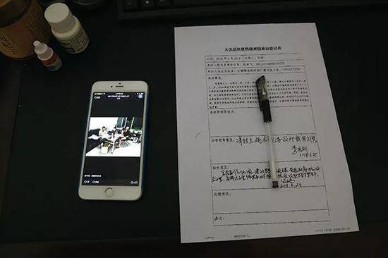  办公桌上还放着王文贵签署的文件和平时服用的药物