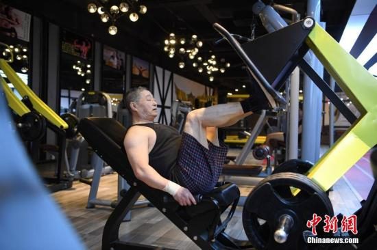 资料图：运动的老人。中新社记者 张瑶 摄