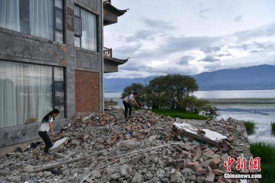 资料图：大理洱海边一海景客栈正被拆除。中新社记者 任东 摄