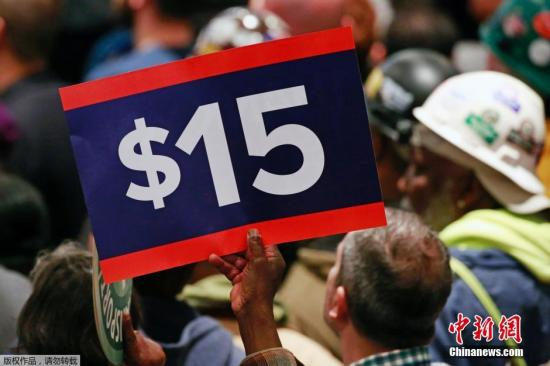 　　当地时间2016年4月4日，美国加州洛杉矶，加州州长Jerry Brown签署法案，将上调加州最低工资标准至每小时15美元。与此同时，纽约州州长Andrew Cuomo也签署法案，将逐步上调纽约最低工资标准至每小时15美元。