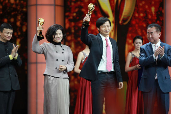 　　图为格力电器董事长兼总裁董明珠和小米公司董事长兼首席执行官雷军。（图片来源：新浪财经梁斌摄）