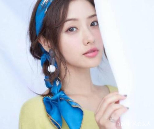 斜刘海怎么扎好看？女生斜刘海扎发发型，百搭又显气质
