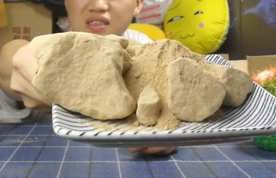 穷到吃土?这种20块钱一斤的土你吃不起,但是却有人把土当饭吃|黄土|吃土|外婆