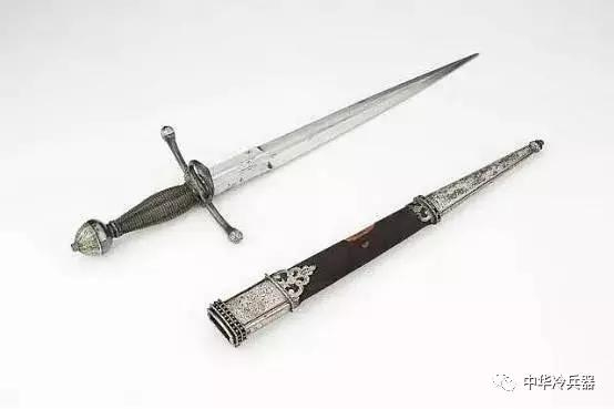 决斗时不可或缺的辅助武器: 格挡匕首