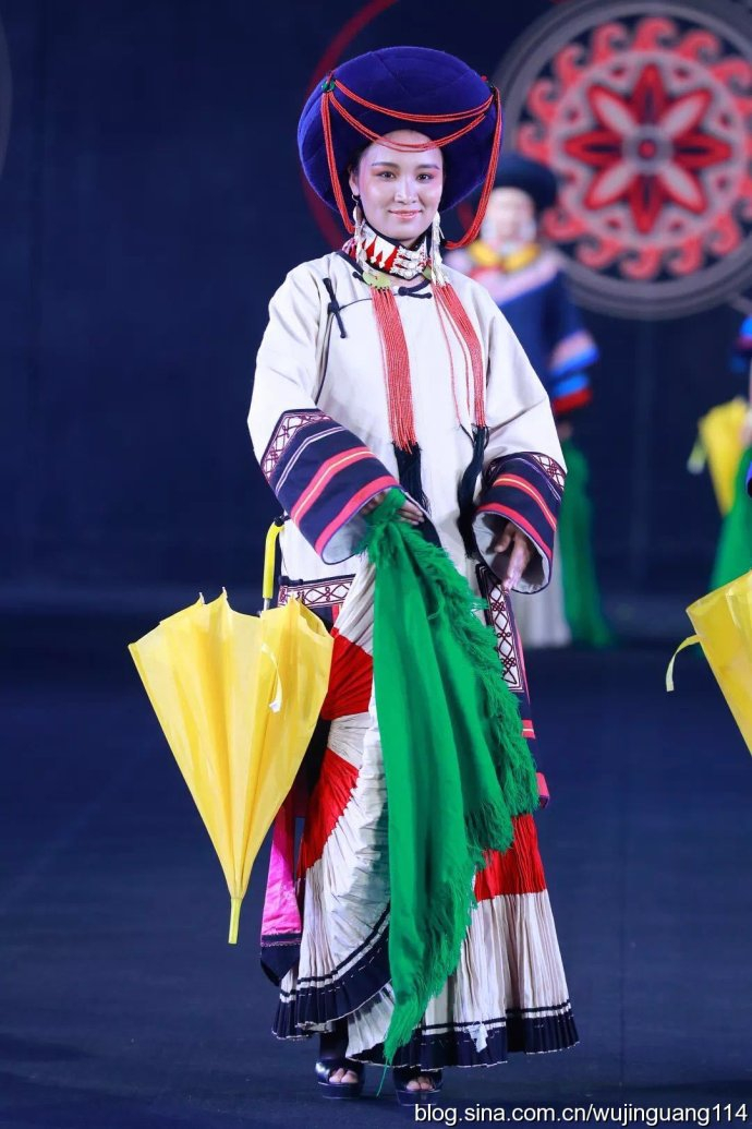 惊艳：传统彝族服装传出新亮点（图）|彝族|服饰|服装|大凉山|图案_新浪新闻