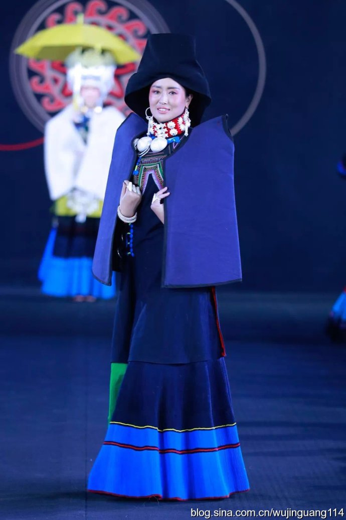 惊艳：传统彝族服装传出新亮点（图）|彝族|服饰|服装|大凉山|图案_新浪新闻