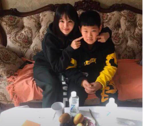 新年郑爽走亲戚照曝光这脸圆嘟嘟的十分的俏皮可爱