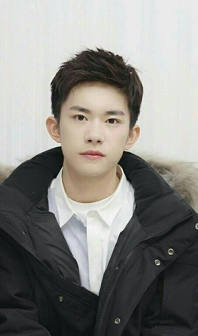 易烊千玺囚服剧照引热议,眉头紧蹙眼中含泪,满满的都是戏