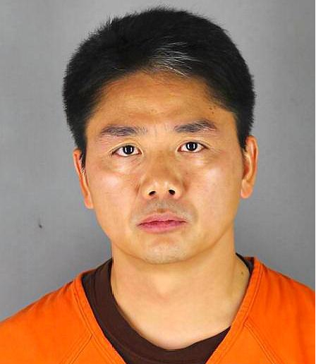 刘强东在美被限制出境,狱照和性侵女主照片被同时曝光|