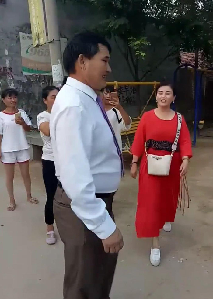 朱之文昂头挺胸走在村头，与红衣女子热情交谈，网友不淡定：飘了__财经头条__新浪财经