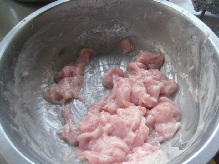 给肉片上浆时，用蛋清还是淀粉？多数人都不懂，难怪总是脱浆