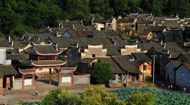 中国最看重风水的古村,建筑违背常理,即便房子无人住也没蜘蛛网_新浪新闻