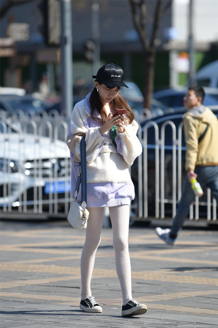 白色的长筒袜搭配一双帆布鞋,长腿的姑娘,有了邻家女孩的气质