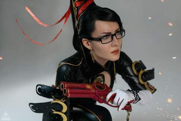 俄罗斯美女cos《猎天使魔女》贝姐 冷艳御姐口含棒棒糖