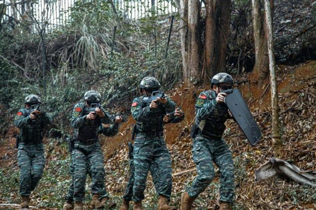 武警特战队员反劫持演练
