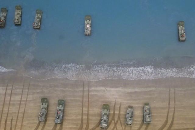 陆军海军东南某海域协同训练