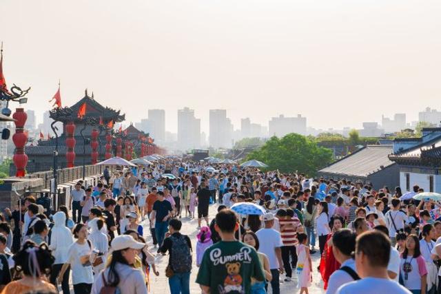 五一假期多地景区迎客流高峰