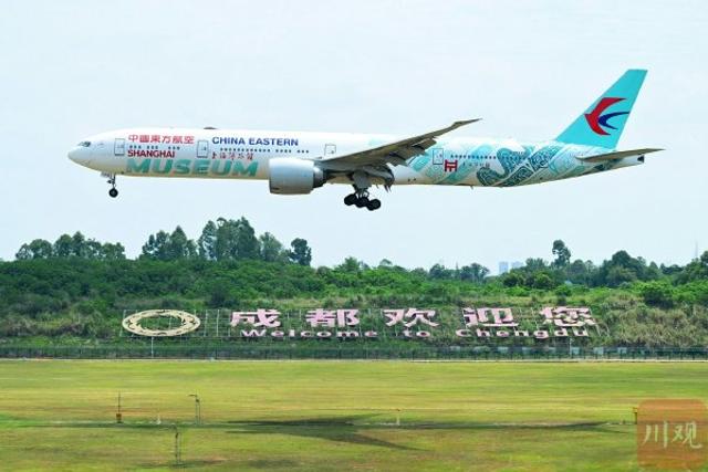 “上博号”主题航班抵达成都 双流国际机场以“过水门”礼遇欢迎