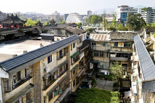 消除房檐“心头患”  老旧院落焕新颜