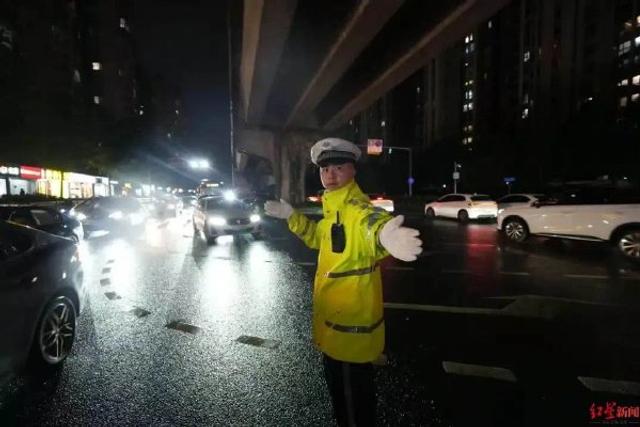 大雨停歇 清晨成都街头飘来包子香