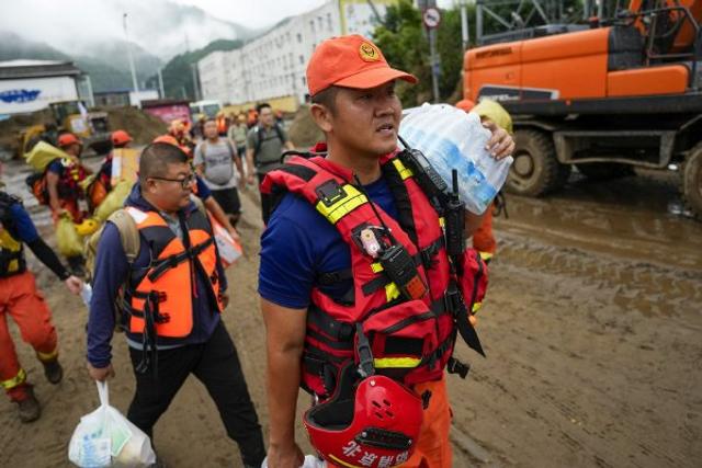 强降雨引发山洪 北京各部门人员抢险救援