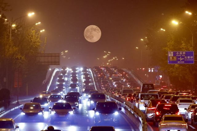 2025年最大“超级月亮”现身夜空