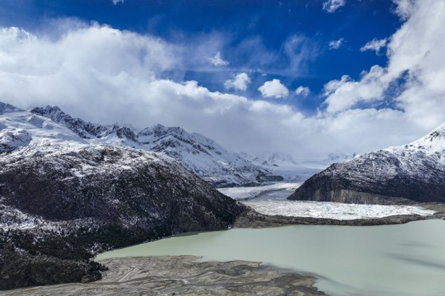 西藏昌都：然乌镇来古冰川风光壮美