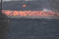 夏威夷火山岩浆迅速流动 一路奔流入海