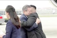 金正恩与文在寅在机场重逢 两人热烈拥抱