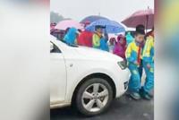 轿车过马路顶着小学生前行,司机被传唤