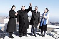 文在寅与金正恩登顶白头山画面曝光 然而拍摄者竟是这国媒体